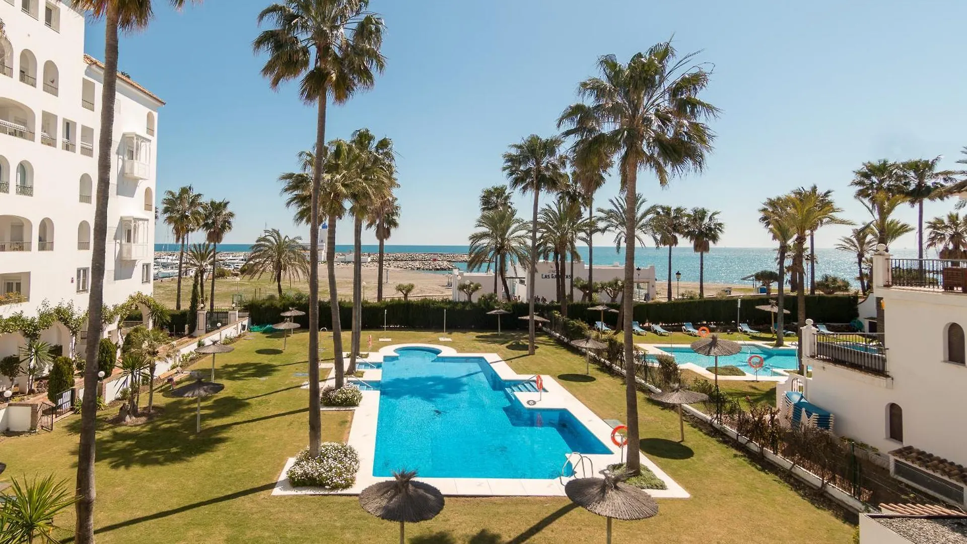 2233-Lovely 2 Bedrooms On The Beach, Pool And Port Манилва Апартаменты