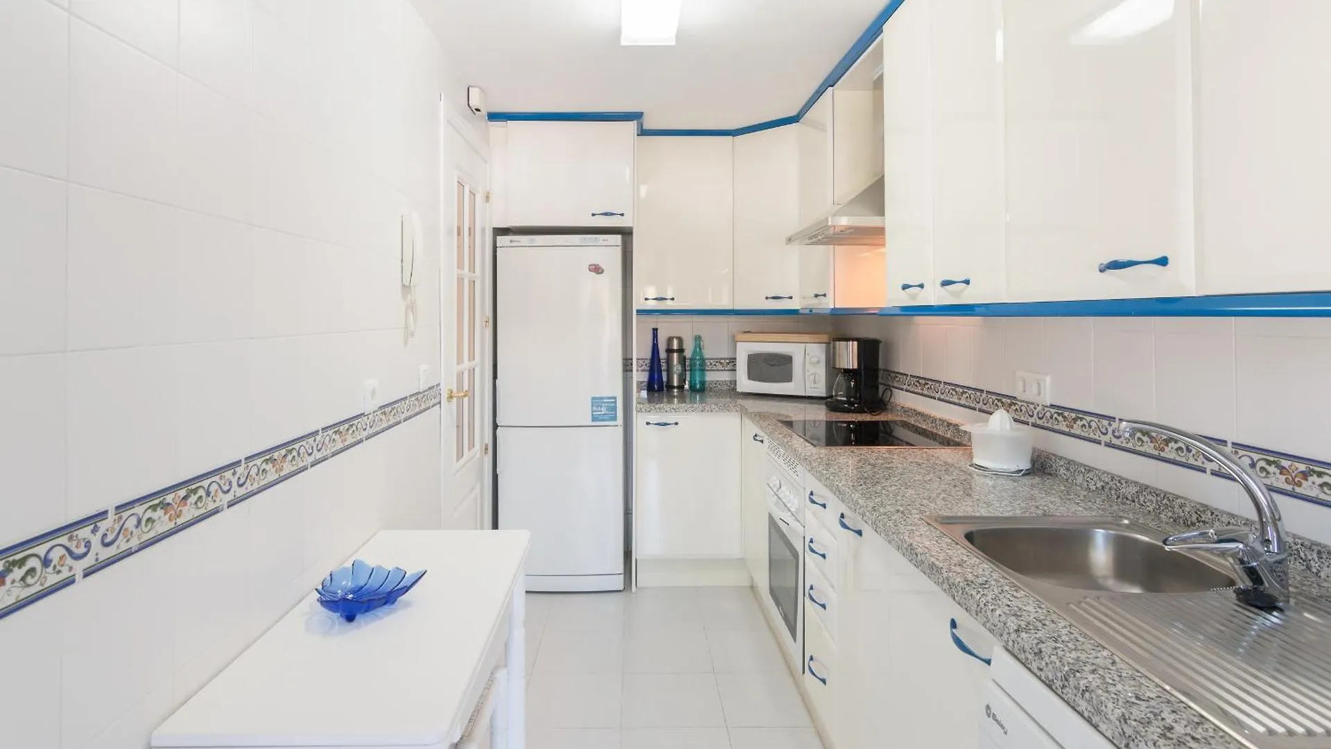 Апартаменты 2233-Lovely 2 Bedrooms On The Beach, Pool And Port Манилва Испания