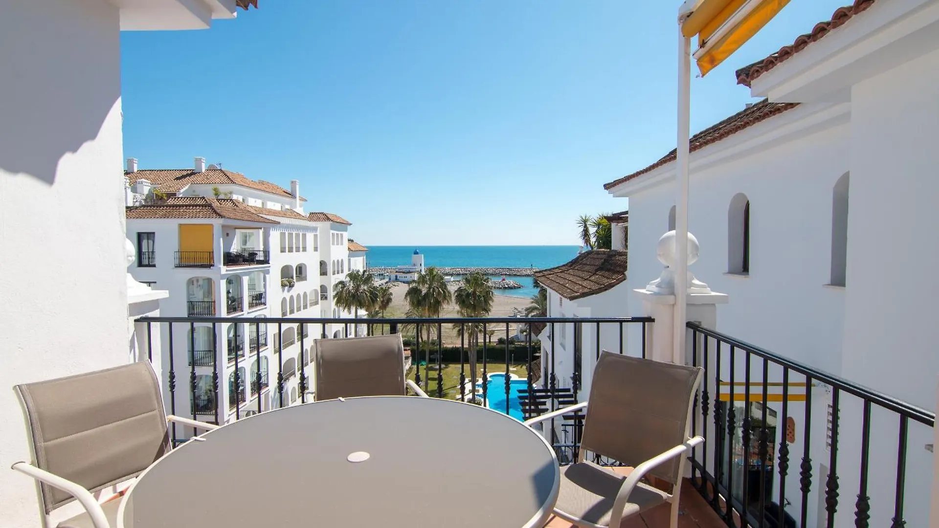 2233-Lovely 2 Bedrooms On The Beach, Pool And Port Манилва
