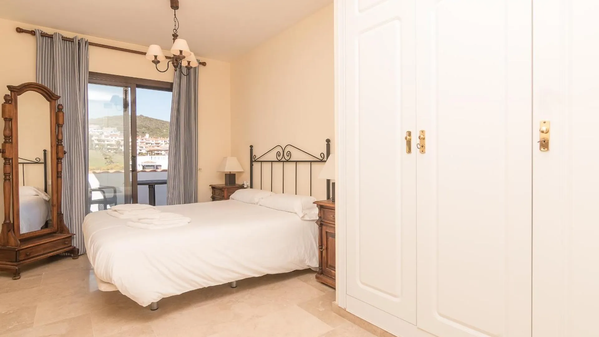 2233-Lovely 2 Bedrooms On The Beach, Pool And Port Manilva 0*,
