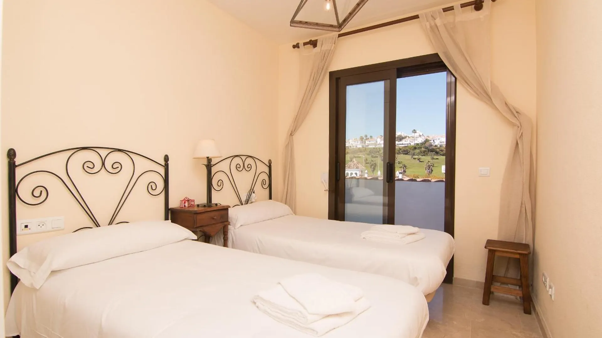 2233-Lovely 2 Bedrooms On The Beach, Pool And Port Manilva