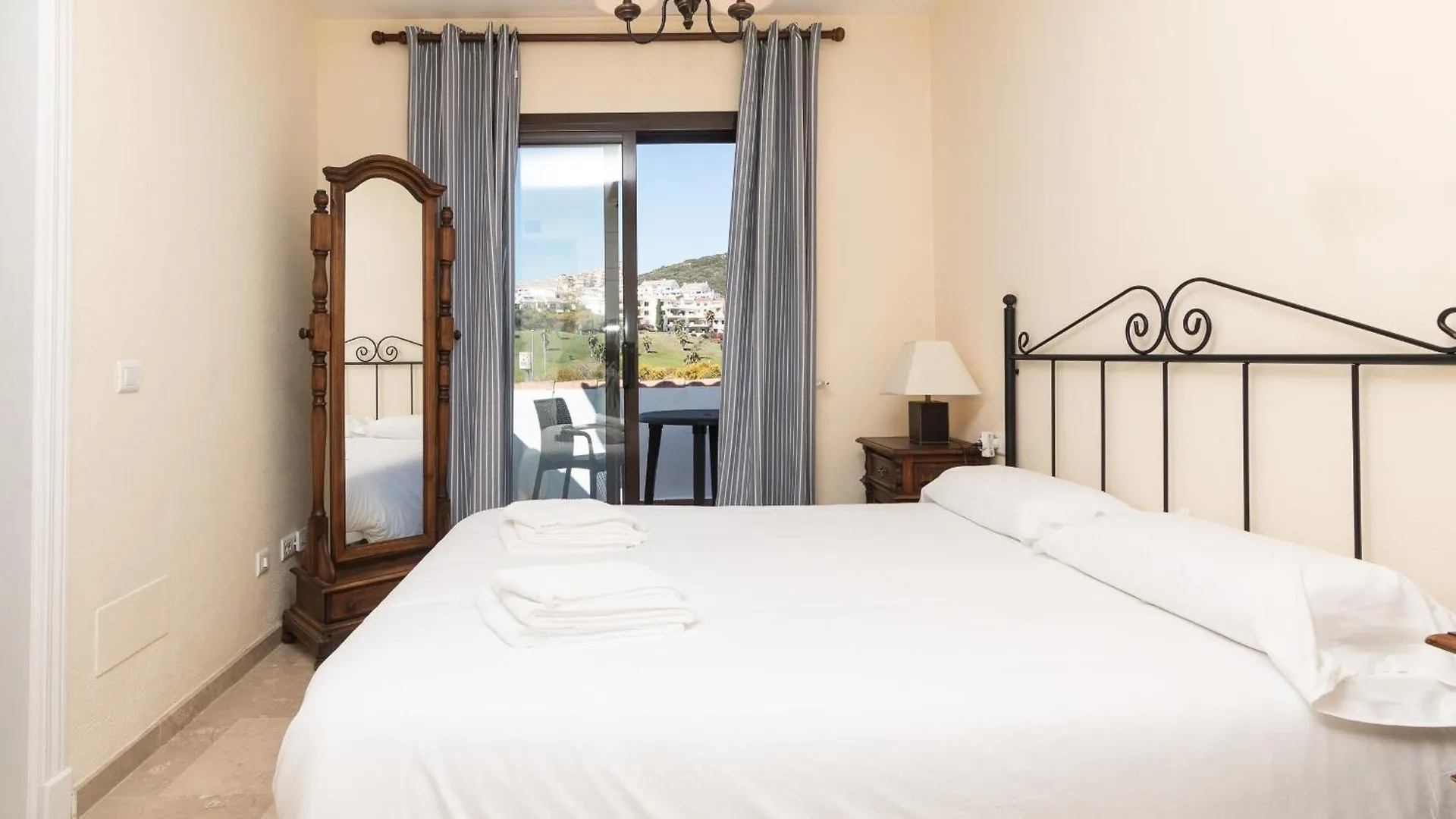2233-Lovely 2 Bedrooms On The Beach, Pool And Port Manilva Apartment