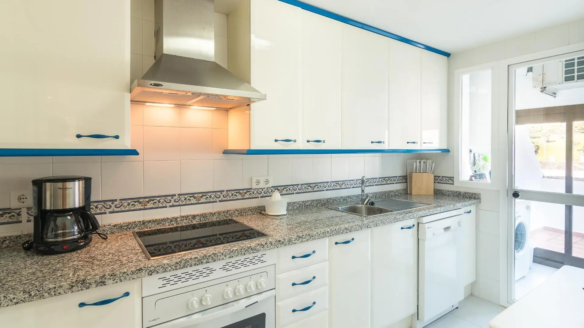 2233-Lovely 2 Bedrooms On The Beach, Pool And Port Manilva Spain
